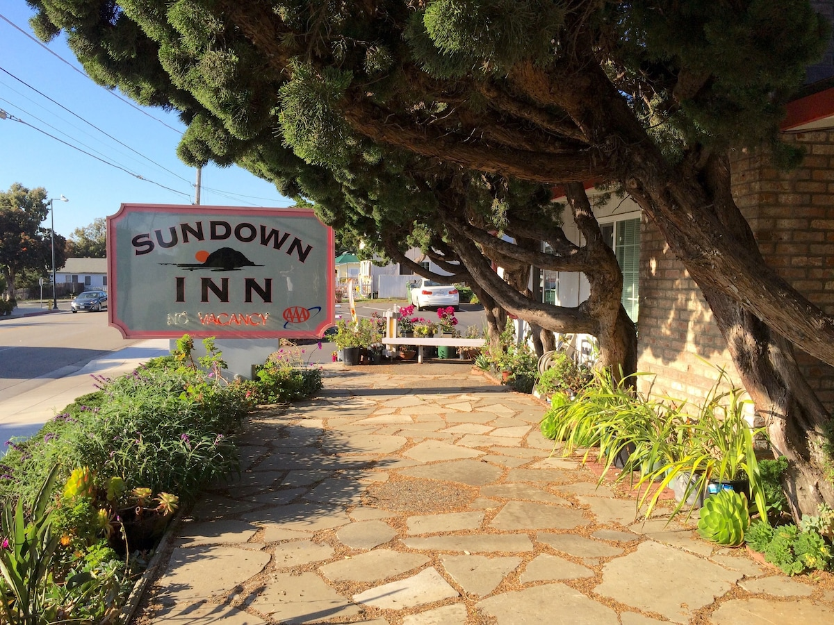 Sundown Inn logo sign