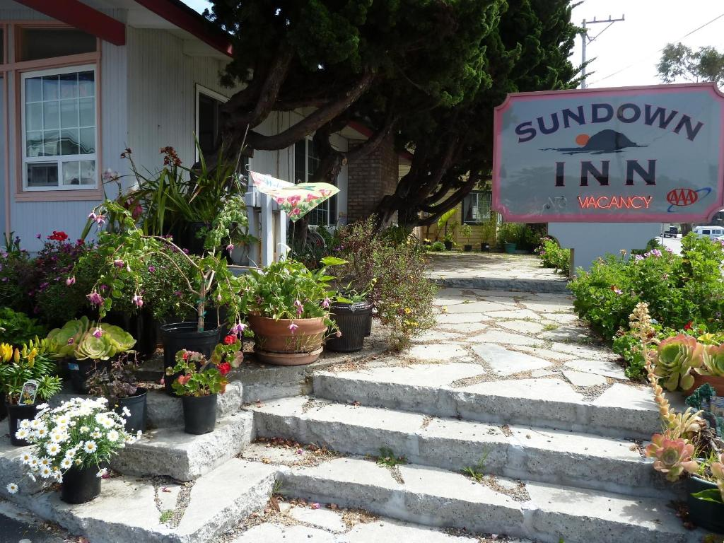 Sundown Inn entrance with vintage roadside sign